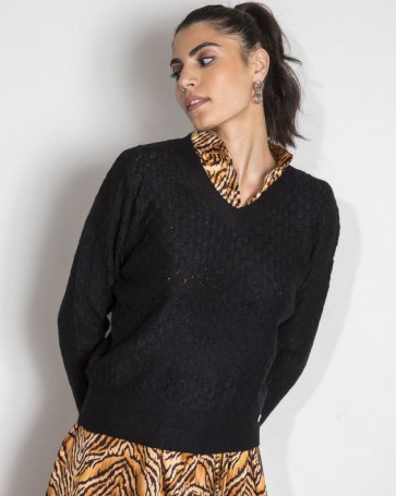 Knitted Cento embossed with V Black