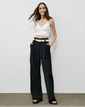 Access trousers with pleats and belt Black