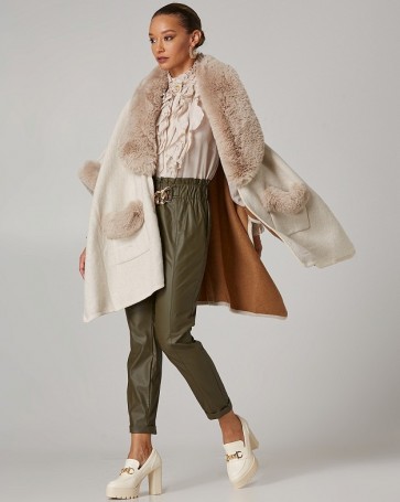 Lynne cape with fur details and pockets Cream