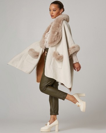 Lynne cape with fur details and pockets Cream