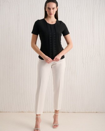 Κοντομάνικη μπλούζα Fibes Fashion με σατέν λεπτομέρειες Μαύρο